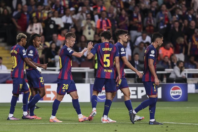 Ferran Torres, do FC Barcelona, comemora um gol com seus companheiros de equipe durante a partida entre FC Barcelona e Paris Saint-Germain pela Fase MD2 da Liga dos Campeões da UEFA 2025/26, no Estadi Olimpic Lluis Companys, em 1º de outubro de 2025, em B