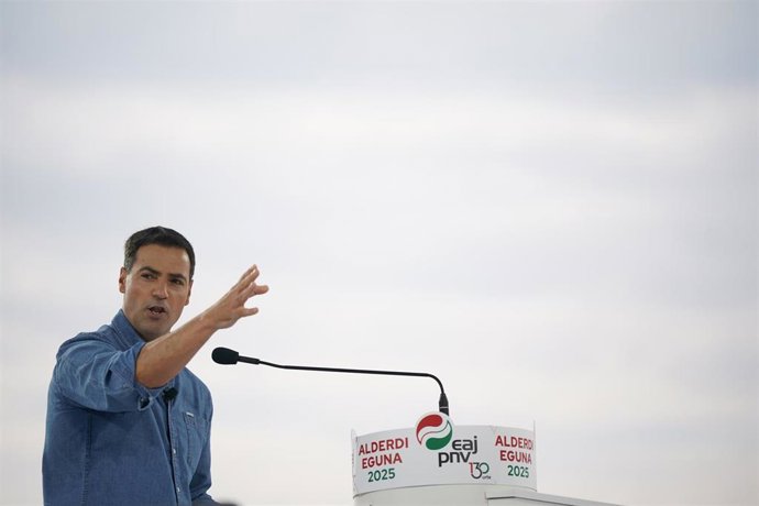 El lehendakari, Imanol Pradales, interviene durante la celebración del 'Alderdi Eguna'