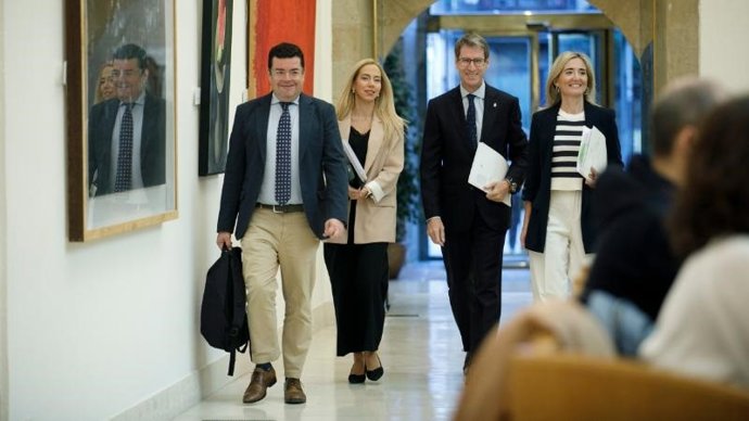 La presidenta del Parlamento, Marta Fernández, entra el Parlamento de La Rioja junto al presidente, Gonzalo Capellán, la portavoz popular, Cristina Maiso, y el consejero de Hacienda, Alfonso Domínguez