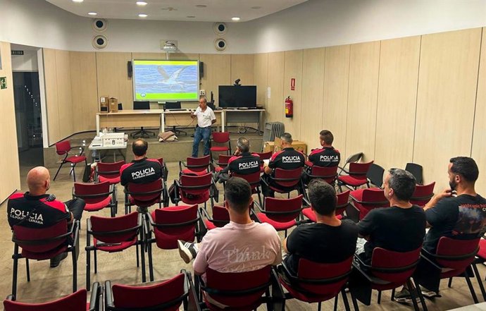 La Policía Canaria refuerza su formación en rescate y protección de pardelas cenicientas para meses de anidación