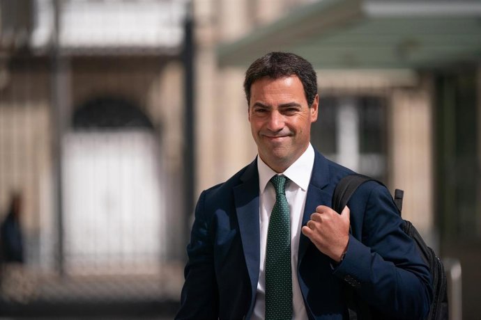 El lehendakari, Imanol Pradales, llega a una reunión, en el Parlamento vasco, a 22 de septiembre de 2025, en Vitoria, Álava, País Vasco (España). 