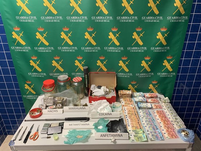 Objetos incautados por la Guardia Civil tras descubrir un delito de tráfico de drogas en una vivienda de Tomelloso tras un incendio en el edificio.