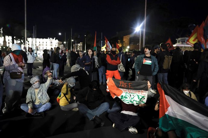 01 de outubro de 2025, Itália, Roma: Pessoas seguram bandeiras e faixas durante um protesto na Piazza dei Cinquecento depois que a marinha israelense parou a Global Sumud Flotilla. Foto: Cecilia Fabiano/LaPresse via ZUMA Press/dpa