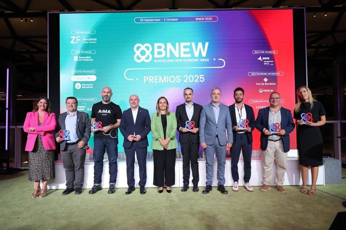 Las autoridades y los ganadores de los Premios BNEW 2025.
