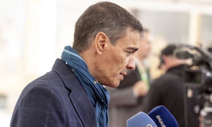 El presidente del Gobierno, Pedro Sánchez, atiende a los medios a su llegada a la Reunión informal de Jefes de Estado y de Gobierno de la Unión Europea, en Copenhague (Dinamarca).
