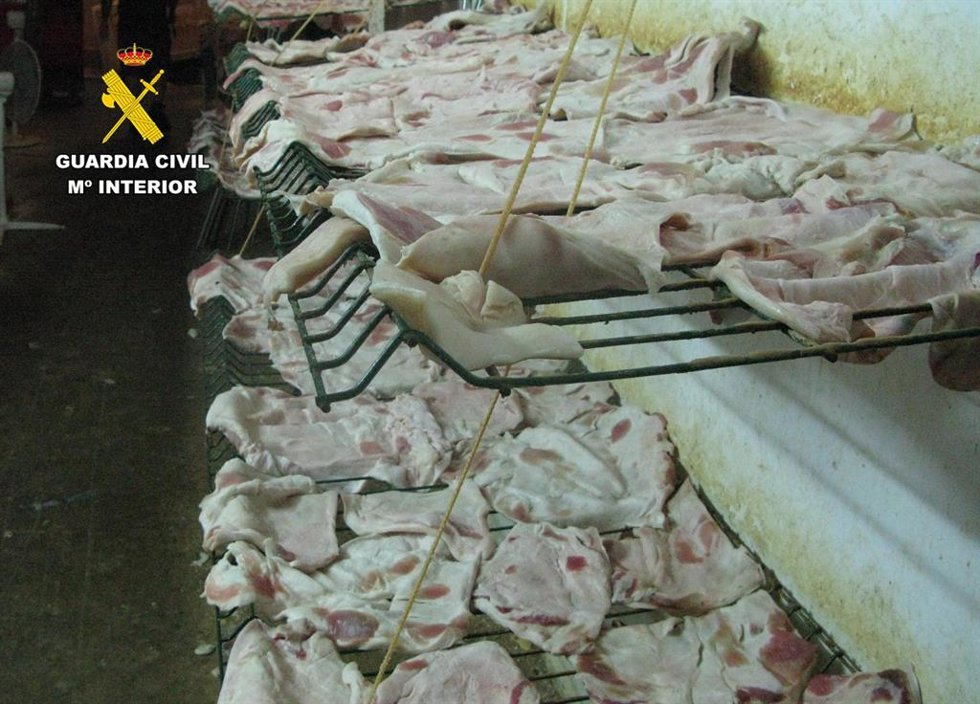 Carne elaborada por un local de Hellín que carecía de licencia y no cumplía con las normas de salubridad.