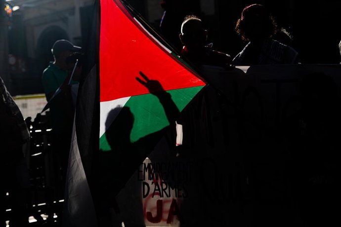 Archivo - Varias personas con una bandera palestina, en una imagen de archivo