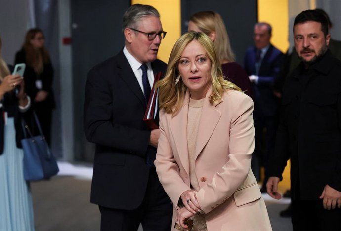 02 de outubro de 2025, Dinamarca, Copenhague: (E-D) O primeiro-ministro britânico Keir Starmer, a primeira-ministra da Itália Giorgia Meloni e o presidente da Ucrânia Volodymyr Zelensky chegam para a 7ª Cúpula da Comunidade Política Europeia (EPC) no Bell