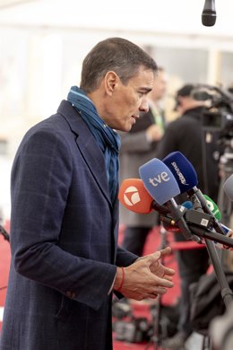 El presidente del Gobierno, Pedro Sánchez, atiende a los medios a su llegada a la Reunión informal de Jefes de Estado y de Gobierno de la Unión Europea, en Copenhague (Dinamarca).