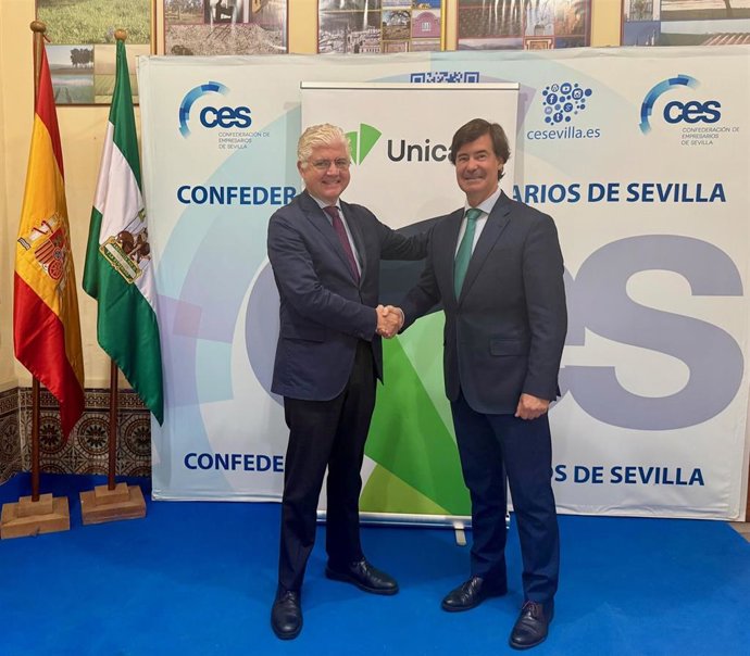 El director territorial de Andalucía Occidental de Unicaja, Javier Aguilera (i), y el presidente de la Confederación Empresarial de Sevilla (CES), Miguel Rus.
