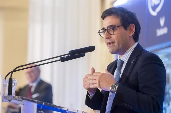 El vicepresidente ejecutivo de Prosperidad y Estrategia Industrial de la Comisión Europea, Stéphane Séjourn, participa en un desayuno informativo de Fórum Europa, a 2 de octubre de 2025, en Madrid (España).