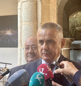 El presidente del Grupo Parlamentario Vox en la Asamblea de Extremadura, Ángel Pelayo Gordillo, atiende a los medios