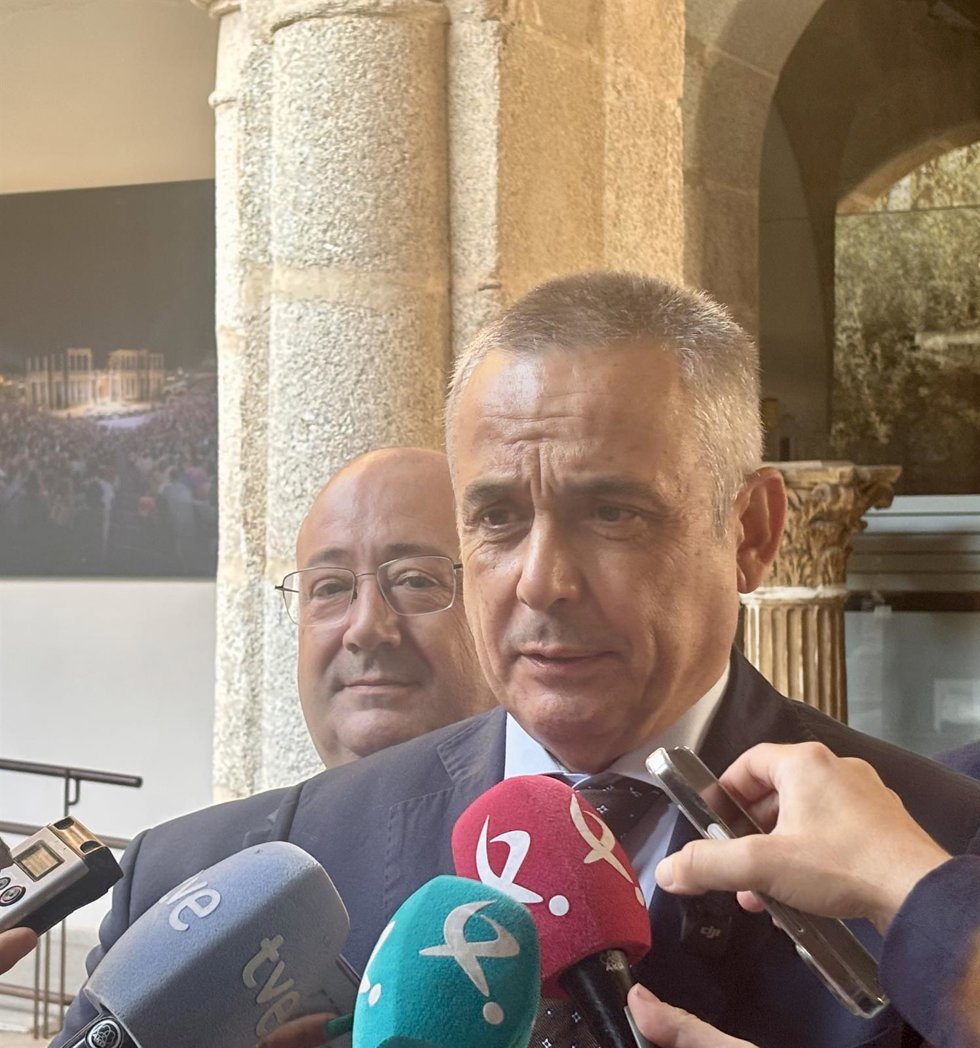 El presidente del Grupo Parlamentario Vox en la Asamblea de Extremadura, Ángel Pelayo Gordillo, atiende a los medios