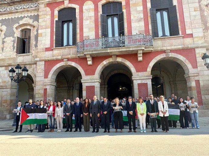 Representantes de los grupos parlamentarios de PSC-Units, Junts, ERC, Comuns y la CUP en un minuto de silencio tras la detención de Pilar Castillejo (CUP) que viajaba en la Global Sumud Flotilla