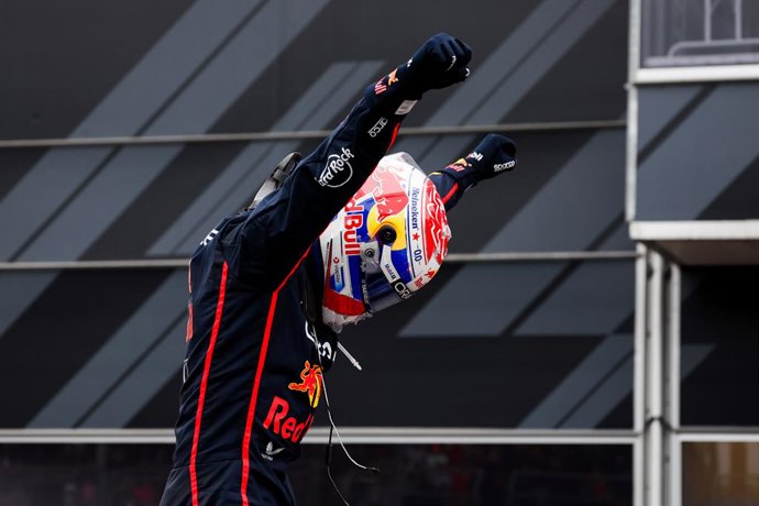 VERSTAPPEN Max (ned), Red Bull Racing RB21, portrait celebration during the 2025 Formula 1 Qatar Airways Azerbaijan Grand Prix, 17th round of the 2025 FIA Formula One World Championship from September 19 to 21, 2025 on the Baku City Circuit, in Baku, Azer