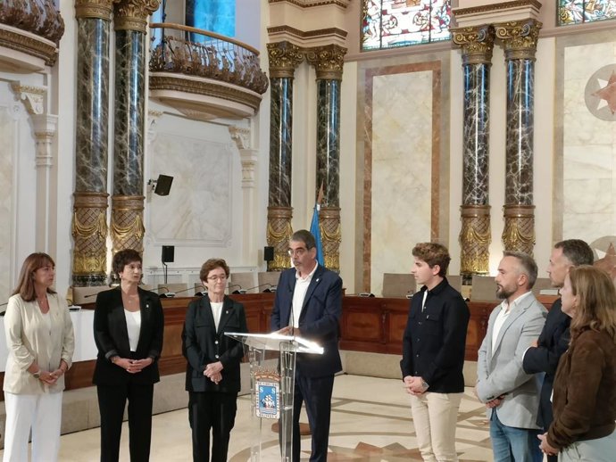 El alcalde de San Sebastián, Eneko Goia, acompañado de ediles del PNV, anuncia que deja la Alcaldía