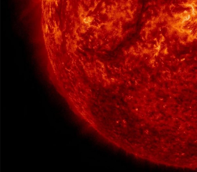 Brillante erupción solar captada en el espacio.