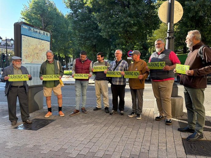 Vecinos de la plataforma 'El Campillín no se toca' presentan el inicio de una campaña de carteles contra la construcción de un nuevo parking en el barrio.