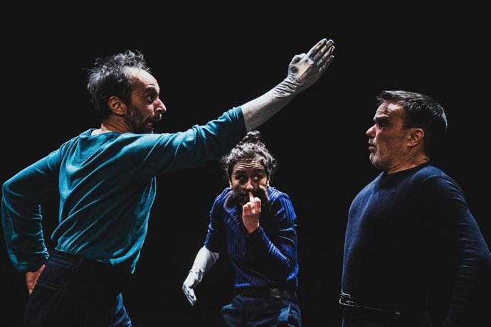 Archivo - Escena de 'Julio César', de la compañía portuguesa Companhia do Chapitô