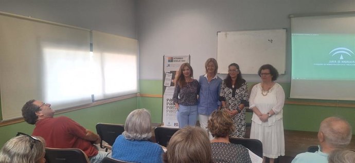 La responsable de Cooperación Internacional, Participación Ciudadana y Consumo de la Diputación de Cádiz, Ana Moreno, en un taller en Jerez, dentro del proyecto denominado 'Construyendo Ciudadanía'.