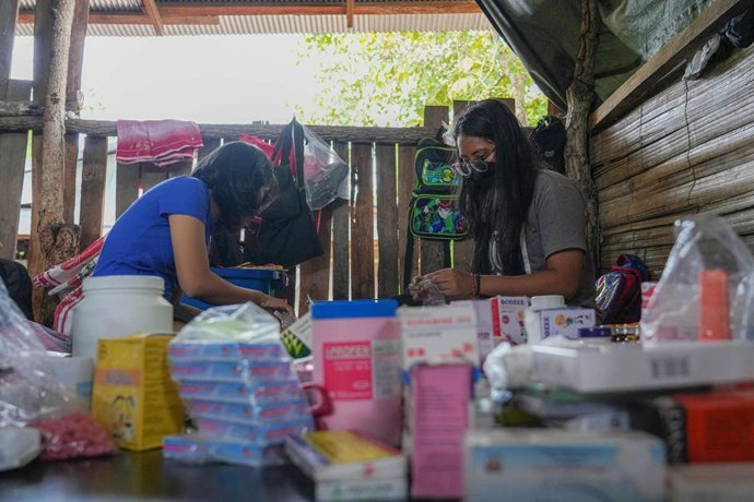 Archivo - Imagen de archivo de un grupo de refugiados birmanos en un campamento de Tailandia.