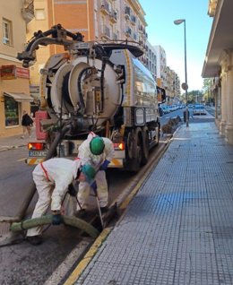 Limpieza de alcantarillado en la avenida Alemania de Huelva.