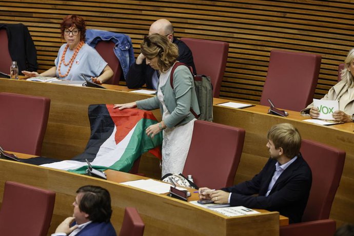 Una diputada de Compromís amb una bandera palestina en el ple de Les Corts