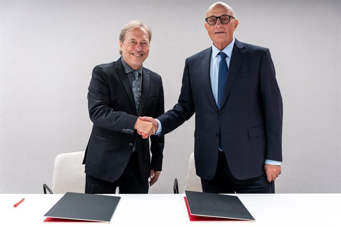 El presidente de Banco Sabadell, Josep Oliu, y el presidente de la Cámara de Barcelona, Josep Santacreu.