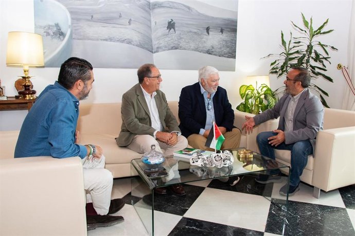 El presidente de la Diputación de Cáceres, Miguel Ángel Morales, mantiene una reunión con miembros del Club Senior de Extremadura