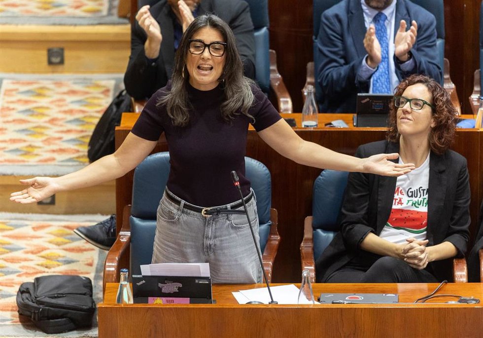 La portavoz de Más Madrid en la Asamblea de Madrid, Manuela Bergerot, interviene durante un pleno en la Asamblea de Madrid, a 2 de octubre de 2025, en Madrid (España). La situación del transporte público, la migración y la situación de la Franja de Gaza