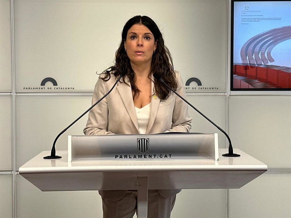 La portavoz de Junts en el Parlament, Mnica Sales, en una rueda de prensa en el Parlament tras suspenderse el pleno por la intercepción de la Global Sumud Flotilla.