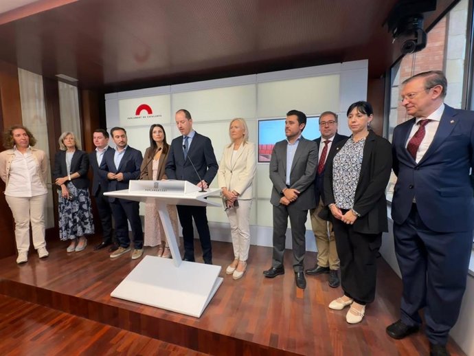 El portavoz del PP en el Parlament, Juan Fernández, junto a diputados de la formación, en una rueda de prensa desde la Cámara