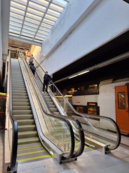 Las nuevas escaleras de la estación de Rodalies de El Prat de Llobregat (Barcelona).