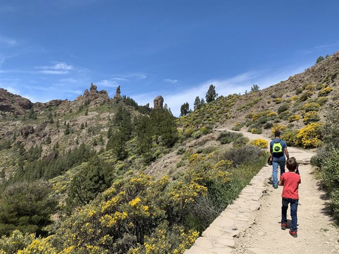 Archivo - Turistas en la subida al Roque Nublo, en Gran Canaria. Senderismo, cumbre de Gran Canaria