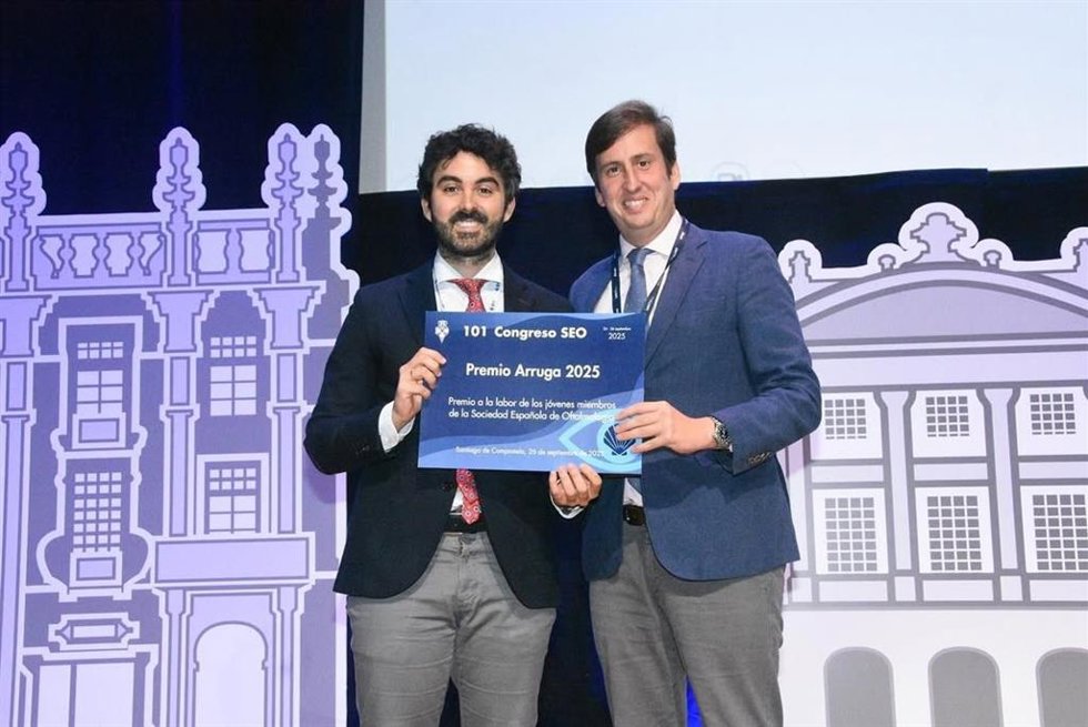 El doctor Carlos Rocha de Lossada, coordinador del Instituto Oftalmológico Vithas en Málaga, ha recibido recientemente, y por parte de la Sociedad Española de Oftalmología (SEO)
