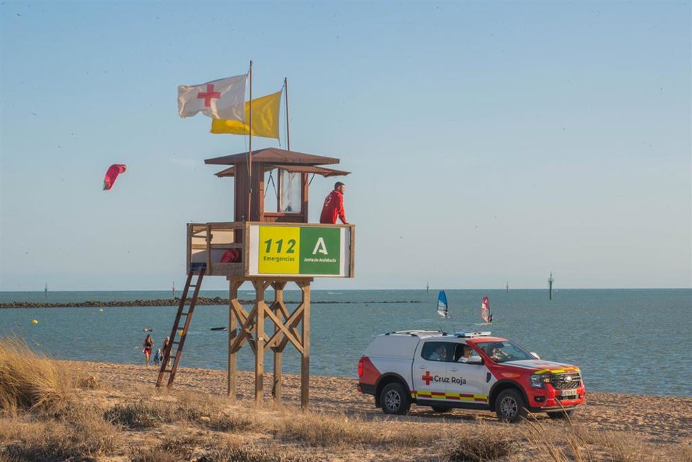 Archivo - Torre de Socorrismo de Cruz Roja en una de las playas de Cádiz en la que presta servicio.