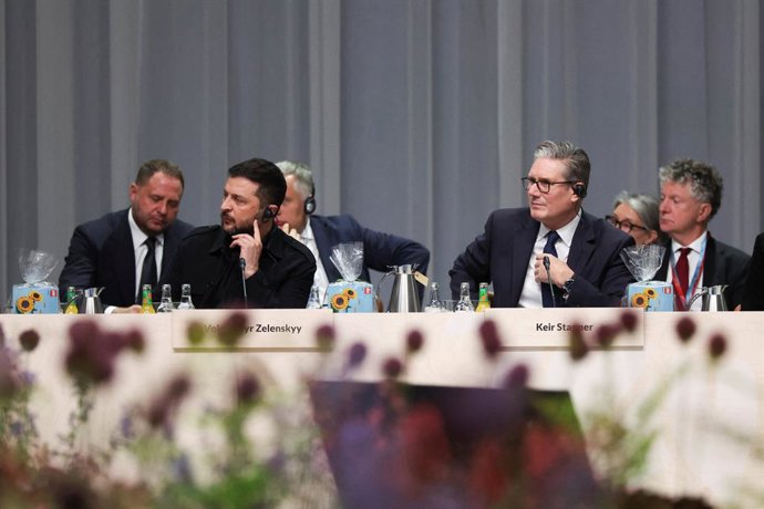 02 de outubro de 2025, Dinamarca, Copenhague: O primeiro-ministro britânico Keir Starmer (C-R) e o presidente ucraniano Volodymyr Zelensky (C-L) participam da 7ª Cúpula da Comunidade Política Europeia (EPC) no Bella Center em Copenhague. Foto: Suzanne Plu