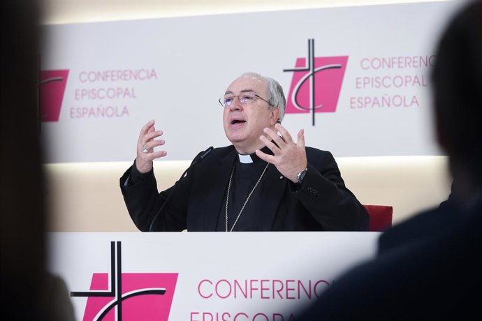 Archivo - El secretario general de la Conferencia Episcopal Española (CEE), Monseñor Francisco César García Magán, atiende a los medios de comunicación en la sede de la Conferencia Episcopal Española, con motivo del fallecimiento del Papa Francisco, a 21 