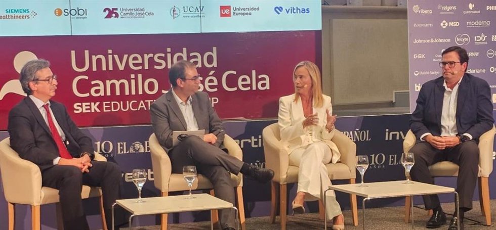La directora de Marketing y Marca Propia de Hefame, Isabel Santos, interviene en la mesa redonda Impacto de la IA en la distribución farmacéutica y su aplicación en la farmacia comunitaria, desarrollada en el marco del Observatorio de la Sanidad