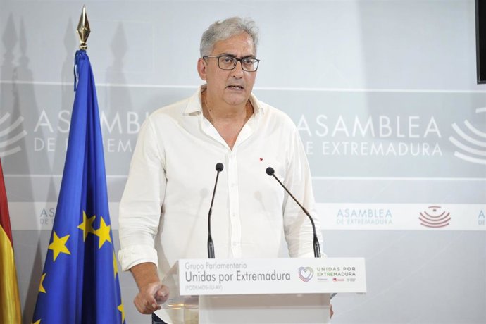 El diputado de Unidas por Extremadura Joaquín Macías en rueda de prensa para valorar los datos de paro en septiembre