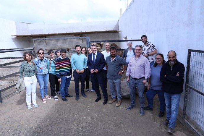 Representantes de la Comisión Europea visitan una explotación de camellos canarios en Lanzarote