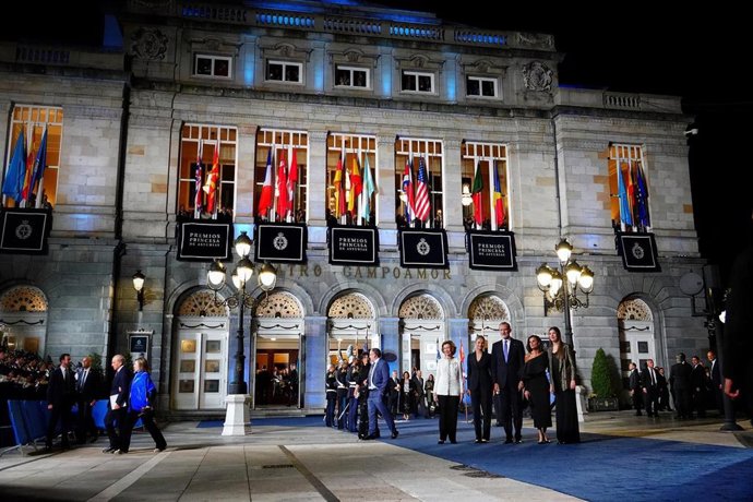 Archivo - (I-D) La Reina Sofía; la Princesa Leonor; el Rey Felipe VI; la Reina Letizia y la Infanta Sofía, a su salida de la ceremonia de entrega de los 'Premios Princesa de Asturias 2024' en el Teatro Campoamor, a 25 de octubre de 2024, en Oviedo, Asturi