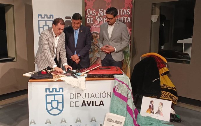 El presidente de la Diputación, Carlos García; y el responsable de Excelencia Rural, entidad organizadora del acontecimiento, Rodrigo González Labrador, han presentado una nueva edición de `Las Señoritas de Piedrahíta.