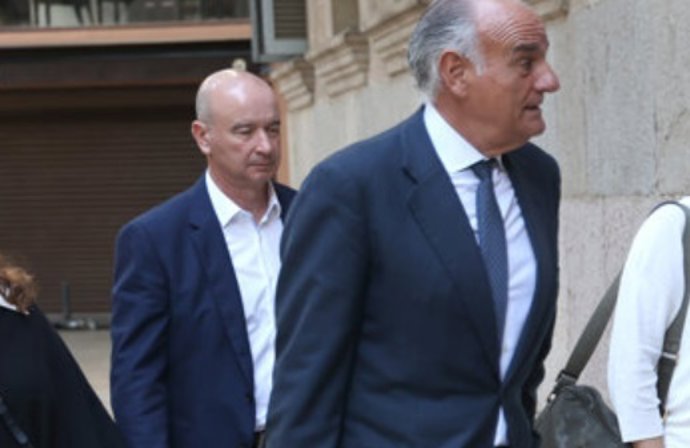 El expresidente del Consell de Formentera (i), junto a su abogado, Fernando Mateas (d).