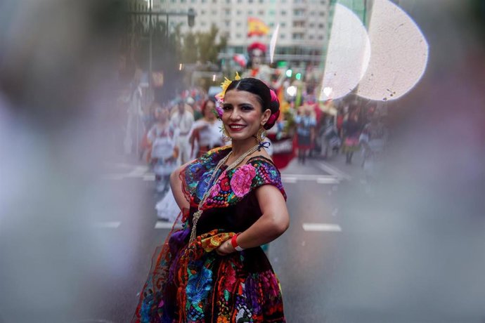Archivo - Una persona participa en la Cabalgata de la Hispanidad en Madrid, a 5 de Octubre de 2024, en Madrid (España).