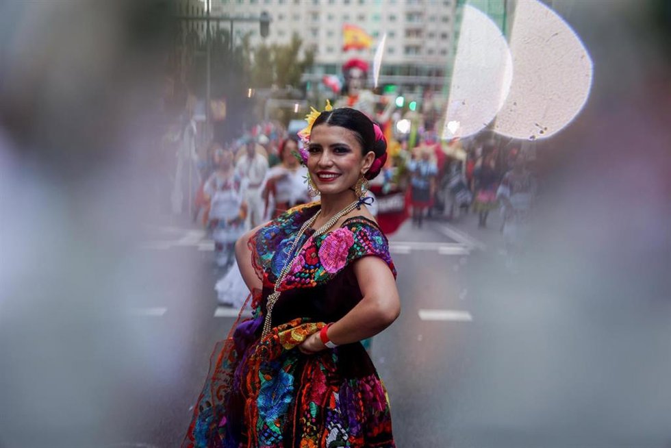 Archivo - Una persona participa en la Cabalgata de la Hispanidad en Madrid, a 5 de Octubre de 2024, en Madrid (España).