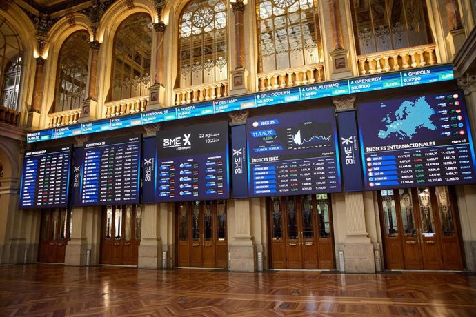 Archivo - Paneles del IBEX en el Palacio de la Bolsa de Madrid, a 22 de agosto de 2024, en Madrid (España).