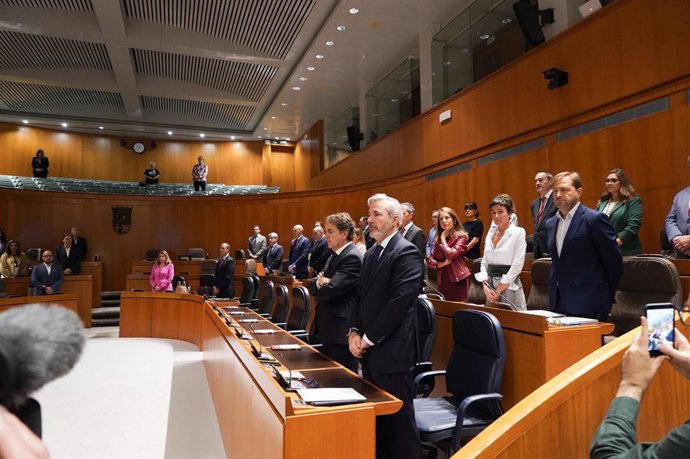 El presidente del Gobierno de Aragón, Jorge Azcón, participa en el minuto de silencio de las Cortes de Aragón por el conflicto de Gaza.