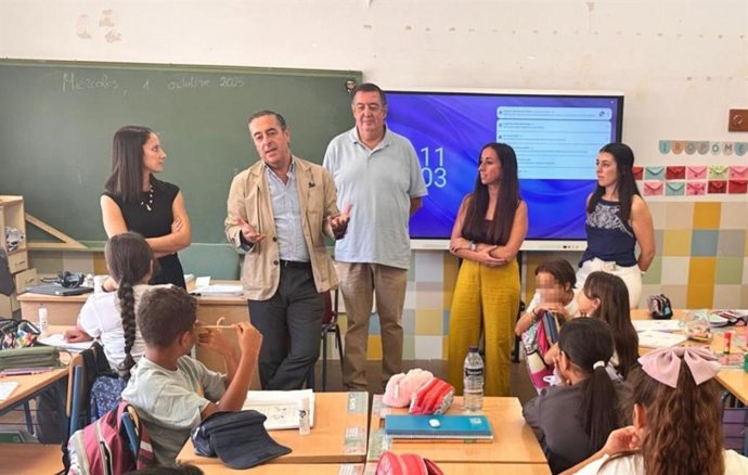 El delegado territorial de Desarrollo Educativo y Formación Profesional y de Universidad, Investigación e Innovación, Miguel Briones, durante su visita al CEIP Miguel de Cervantes de la capital.