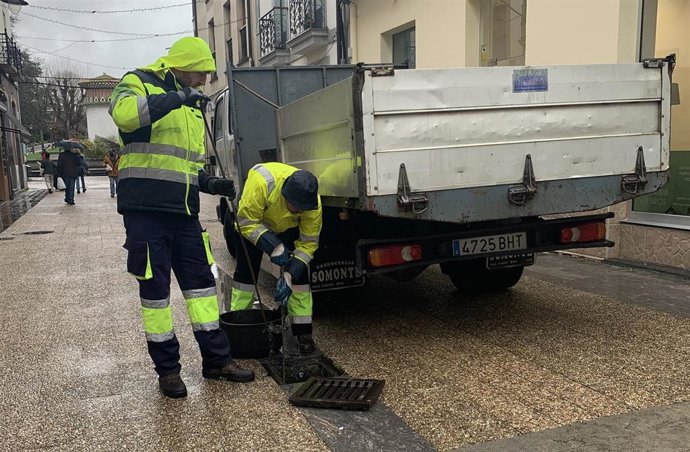 Archivo - Operarios de limpieza de Siero.